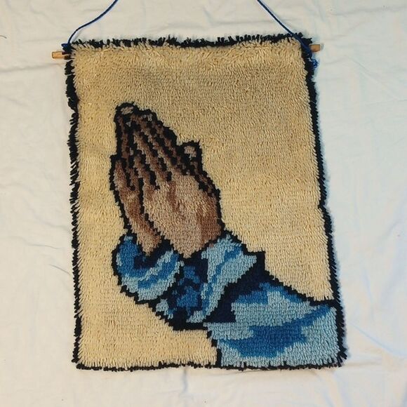 Vintage Homemade Praying Hands Latch Hook Wall Hanging - Picture 1 of 3